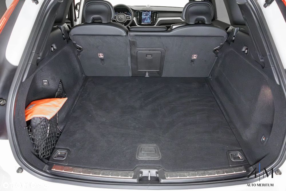 Volvo XC 60 B5 D AWD Ultimate Dark - 38