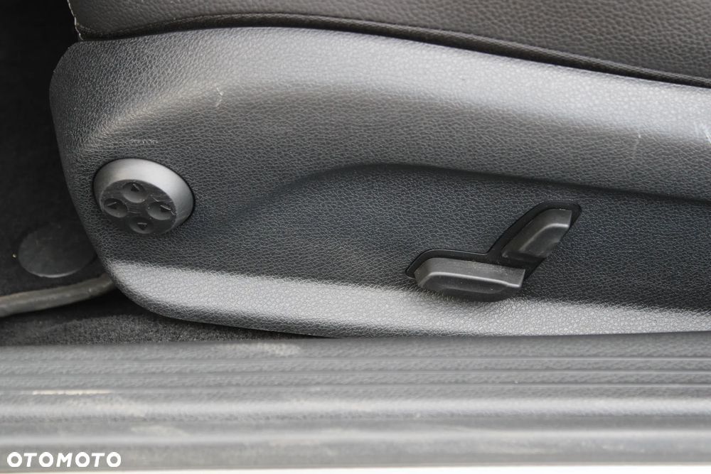 Mercedes-Benz Klasa C 200 9G-TRONIC AMG Line - 13