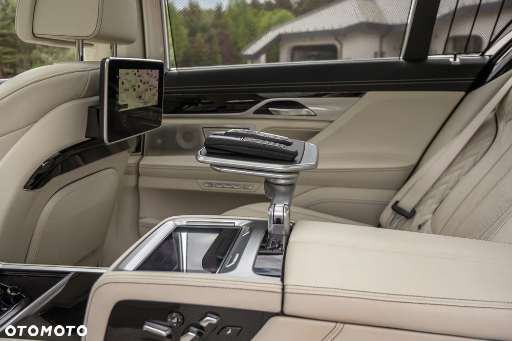 BMW Seria 7 750Li xDrive - 23