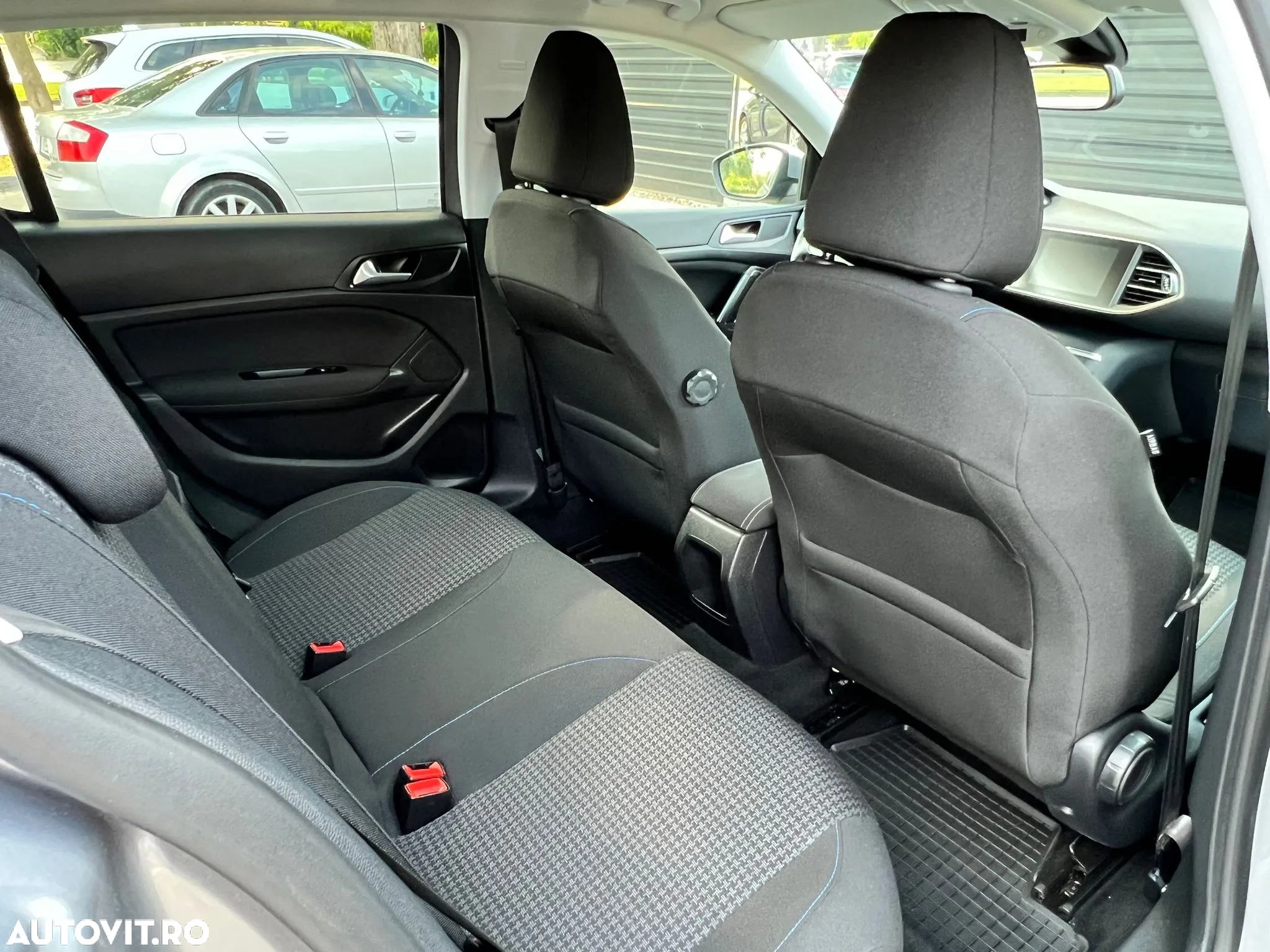 Peugeot 308 1.2 L PureTech Turbo S&S Allure - 17