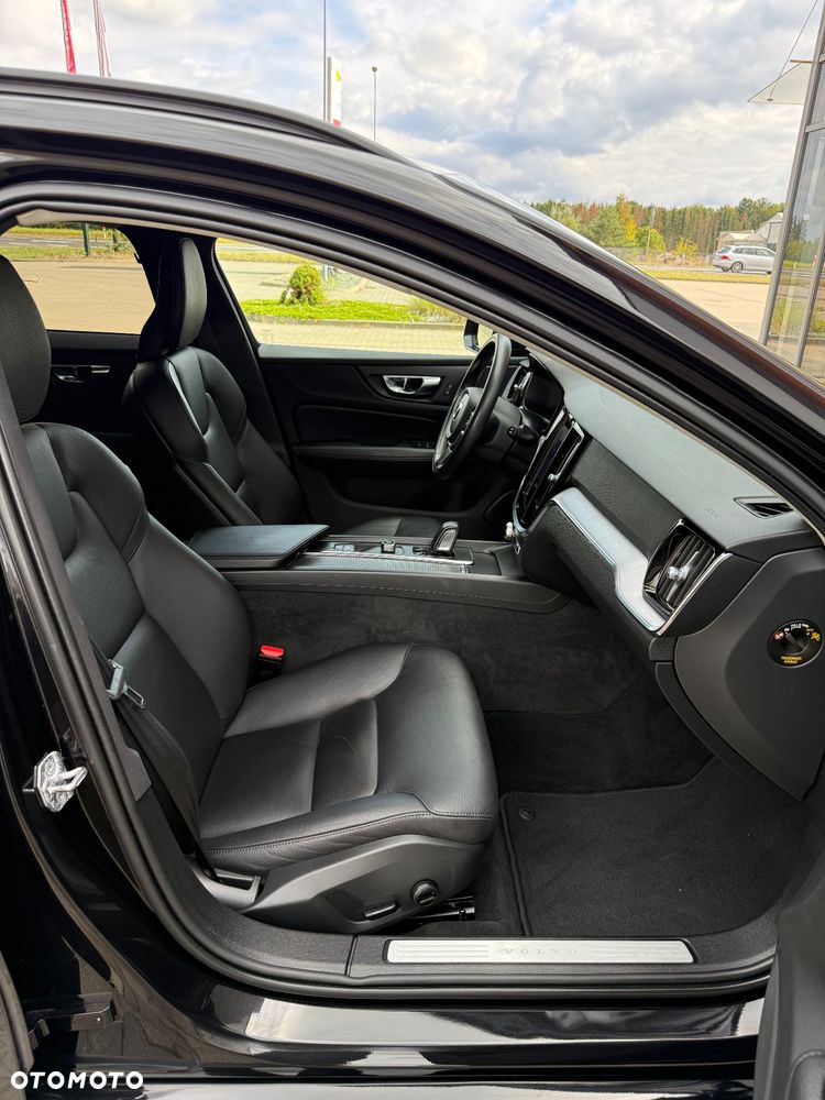 Volvo V60 B3 B DKG Momentum Pro - 26