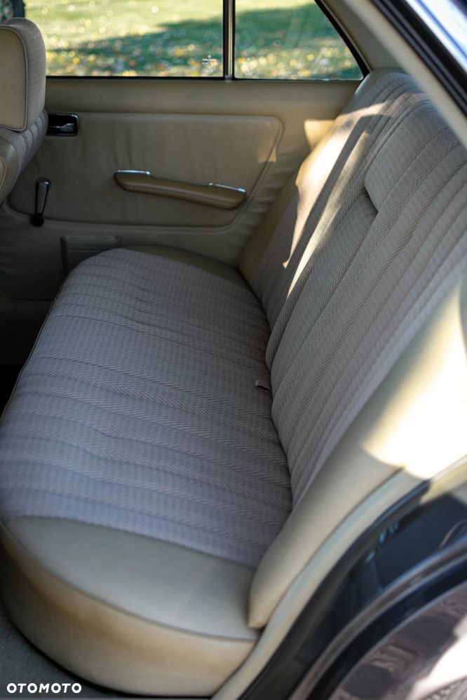 Mercedes-Benz W123 - 24