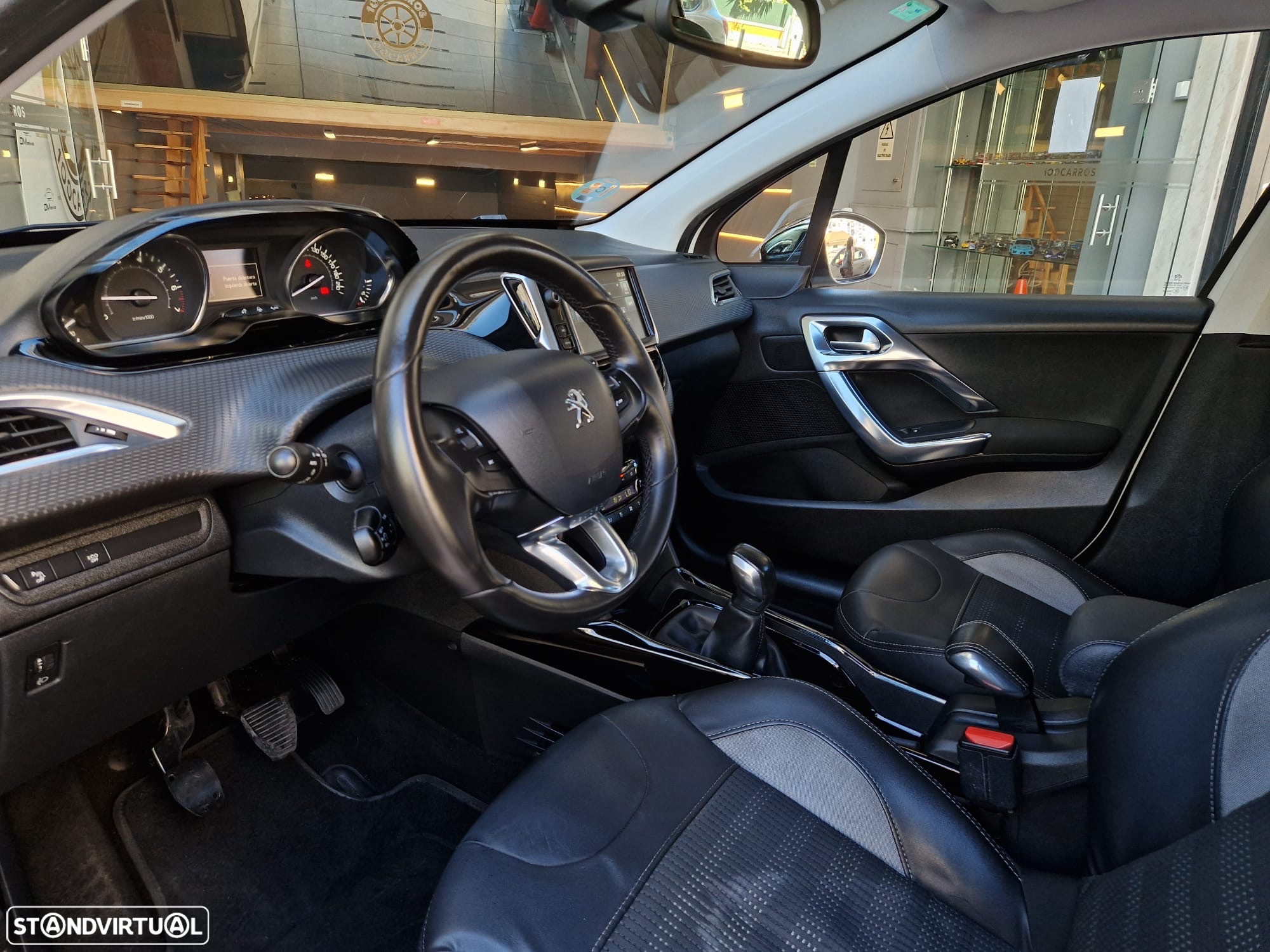 Peugeot 2008 1.2 PureTech Allure - 12