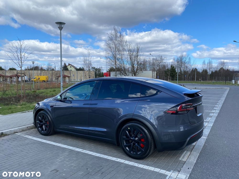 Tesla Model X - 21