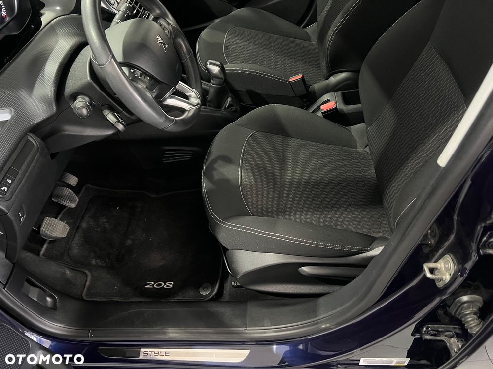 Peugeot 208 - 14