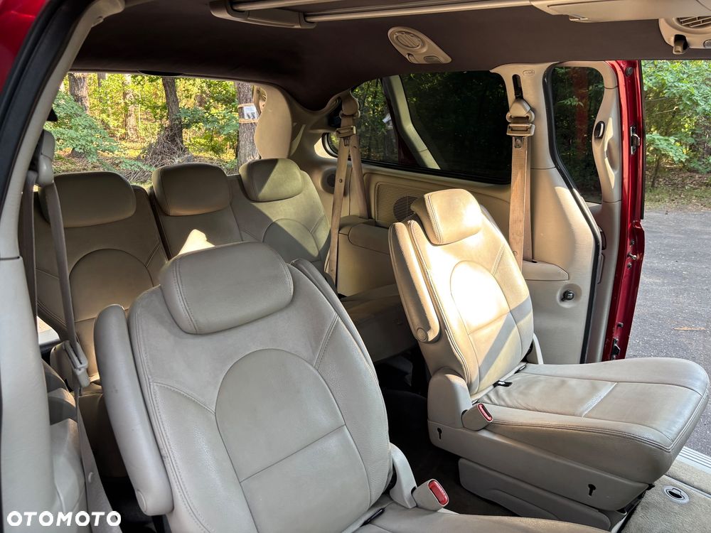 Chrysler Town & Country - 16