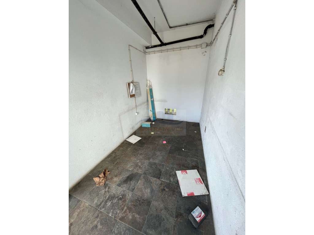 ARRENDAMENTO DE Armazém com 800m2, Com Escritórios, em Frielas, Lou... - Grande imagem: 5/12