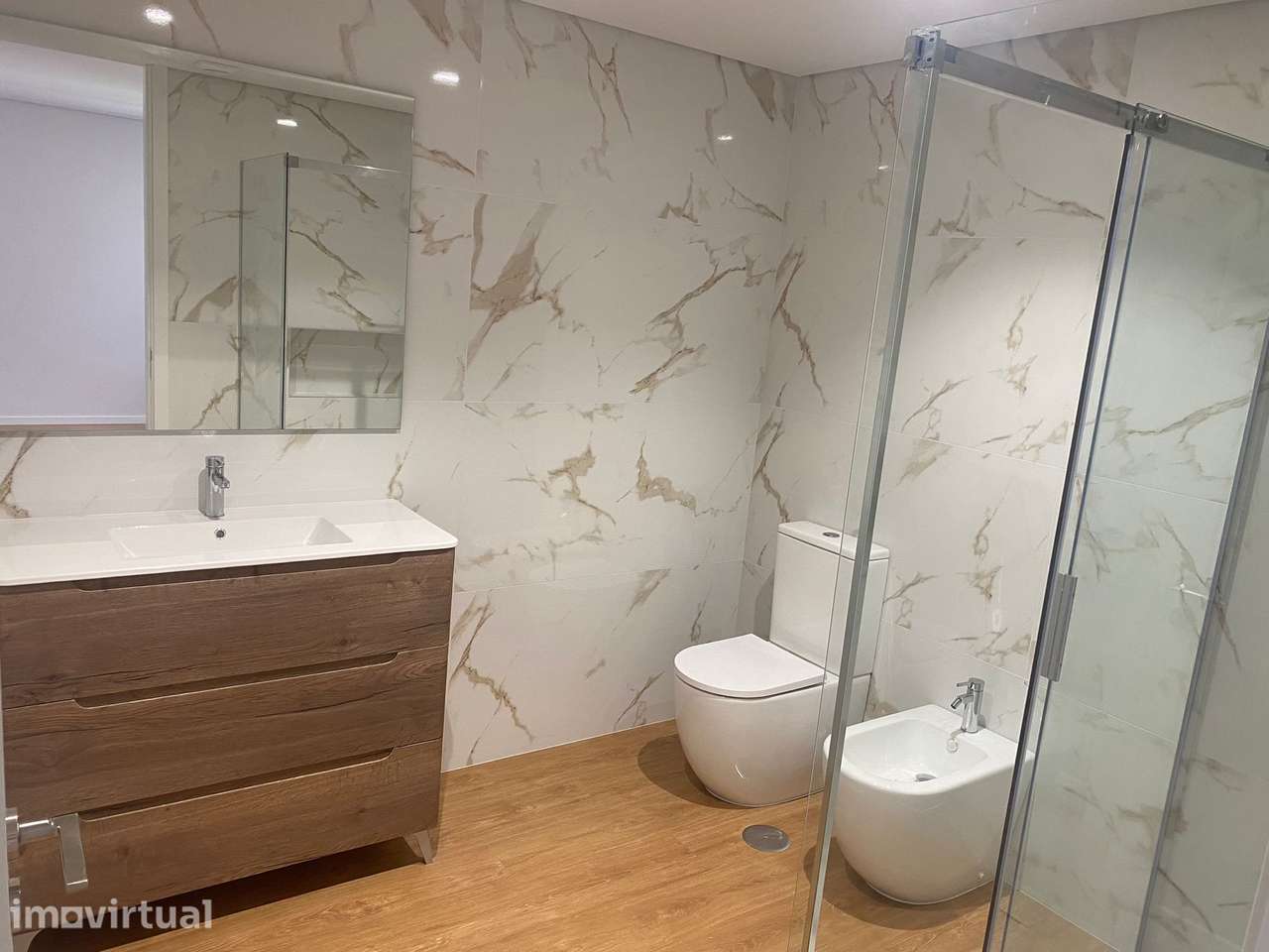 Apartamento T3+1 com 221m² totalmente remodelado – Centro de Barcelos - Grande imagem: 2/23