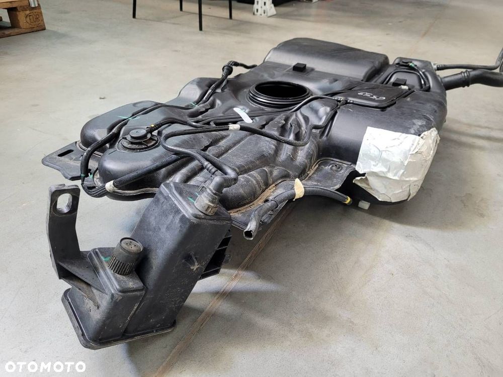 ZBIORNIK PALIWA BAK 1.6 BENZYNA PEUGEOT 5008 II 9829060580 9827785780 - 4
