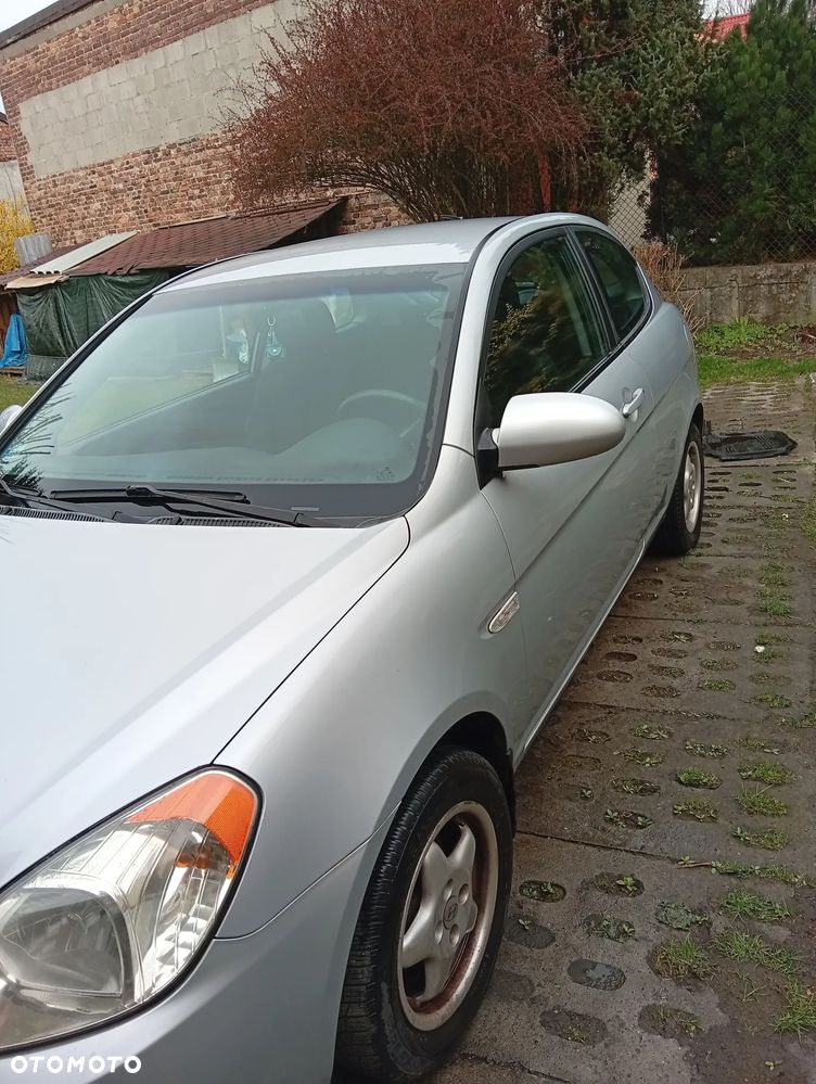 Hyundai Accent - 4