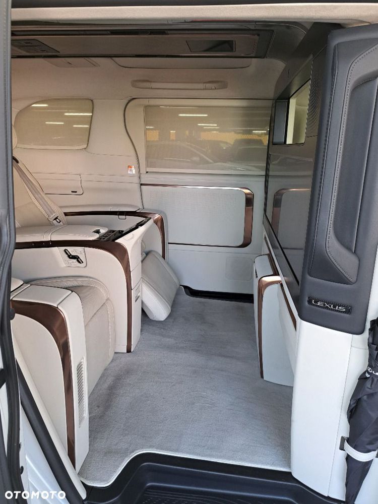 Lexus LM - 14