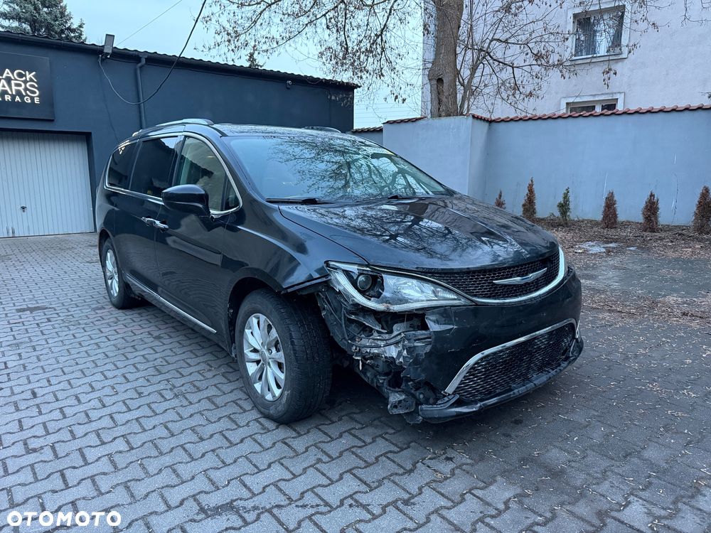 Chrysler Pacifica - 1