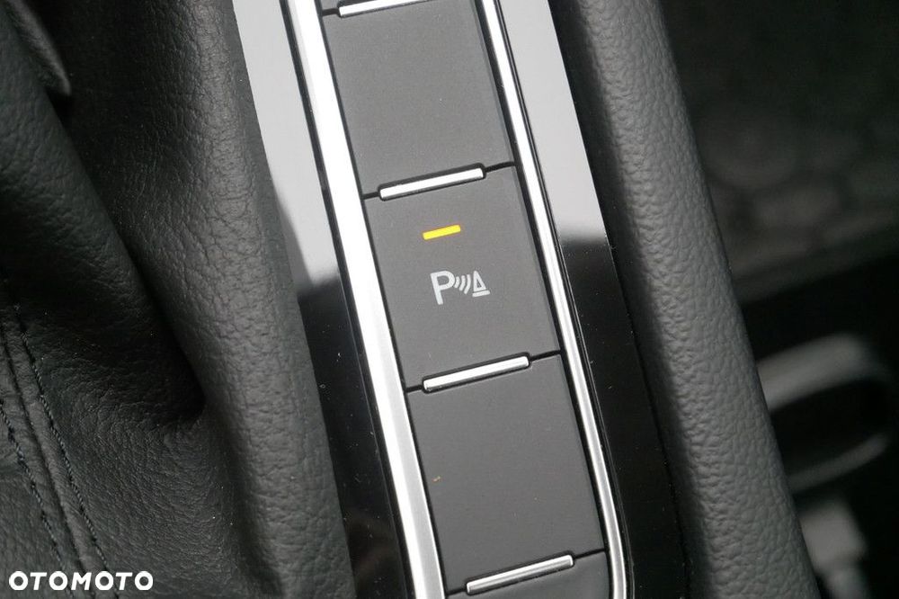 Volkswagen Passat Variant 2.0 TSI Business DSG - 18