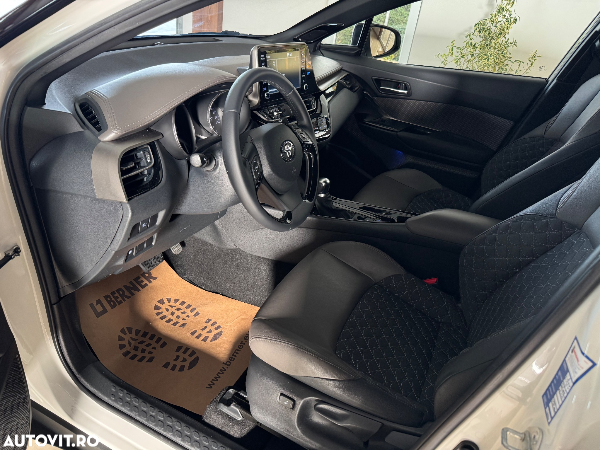 Toyota C-HR 1.8 Hybrid Black&White - 28