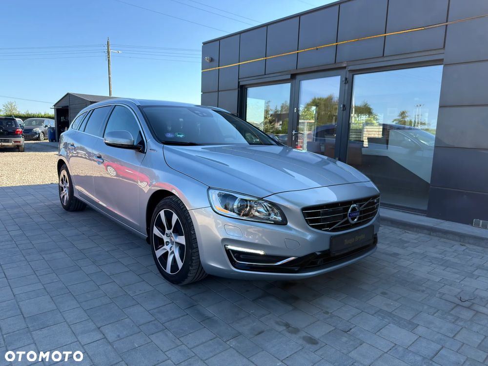 Volvo V60 D6 AWD Plug-in Hybrid R-Design Momentum - 2