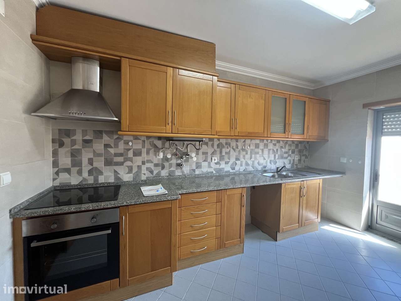 Apartamento T3 | Centro do Bombarral c/ Varanda e 2 Lugares de Garagem - Grande imagem: 3/29
