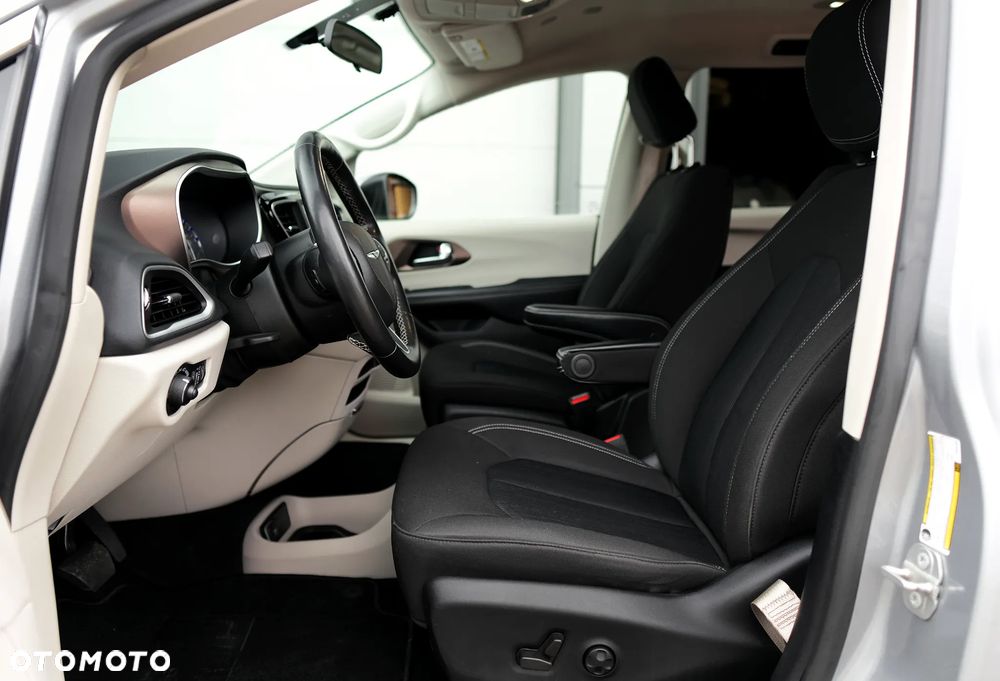 Chrysler Pacifica - 17