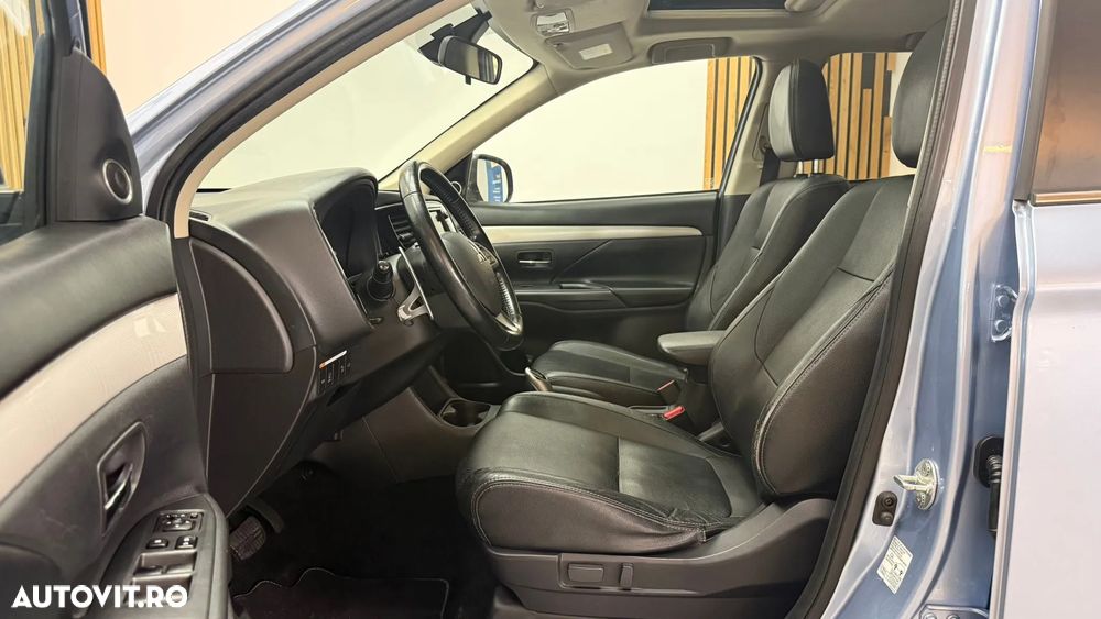 Mitsubishi Outlander 2.0 4WD Plug-In Hybrid - 16