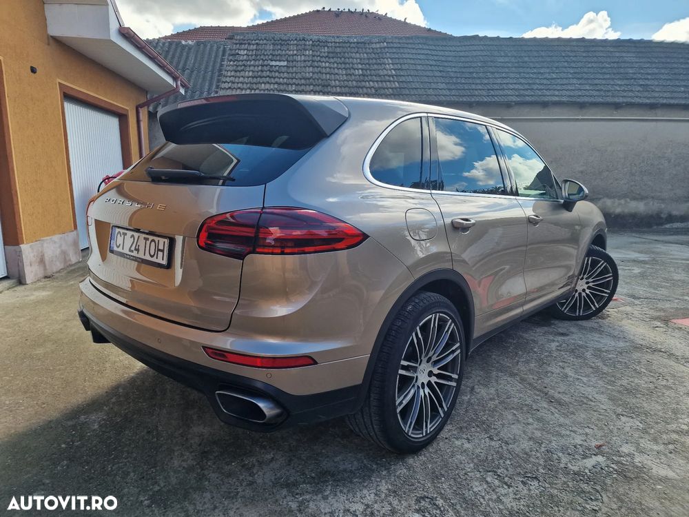 Porsche Cayenne 3.0 L - 4