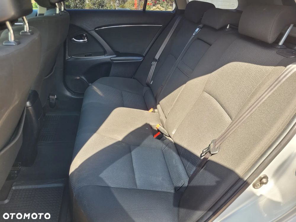 Toyota Avensis 1.8 Sol - 12