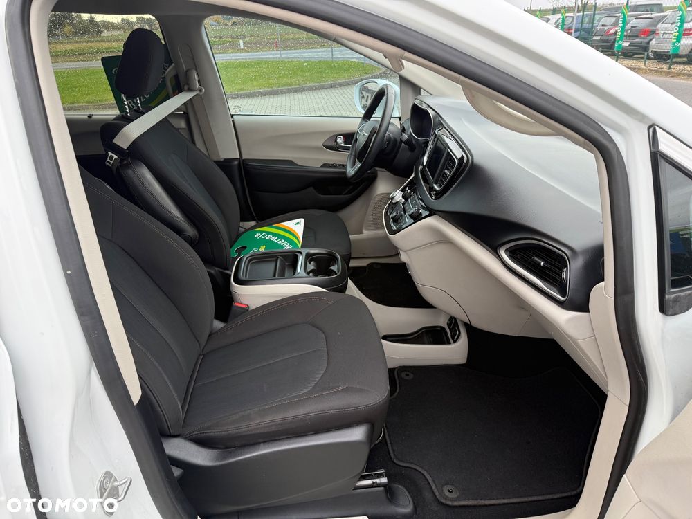 Chrysler Pacifica - 16