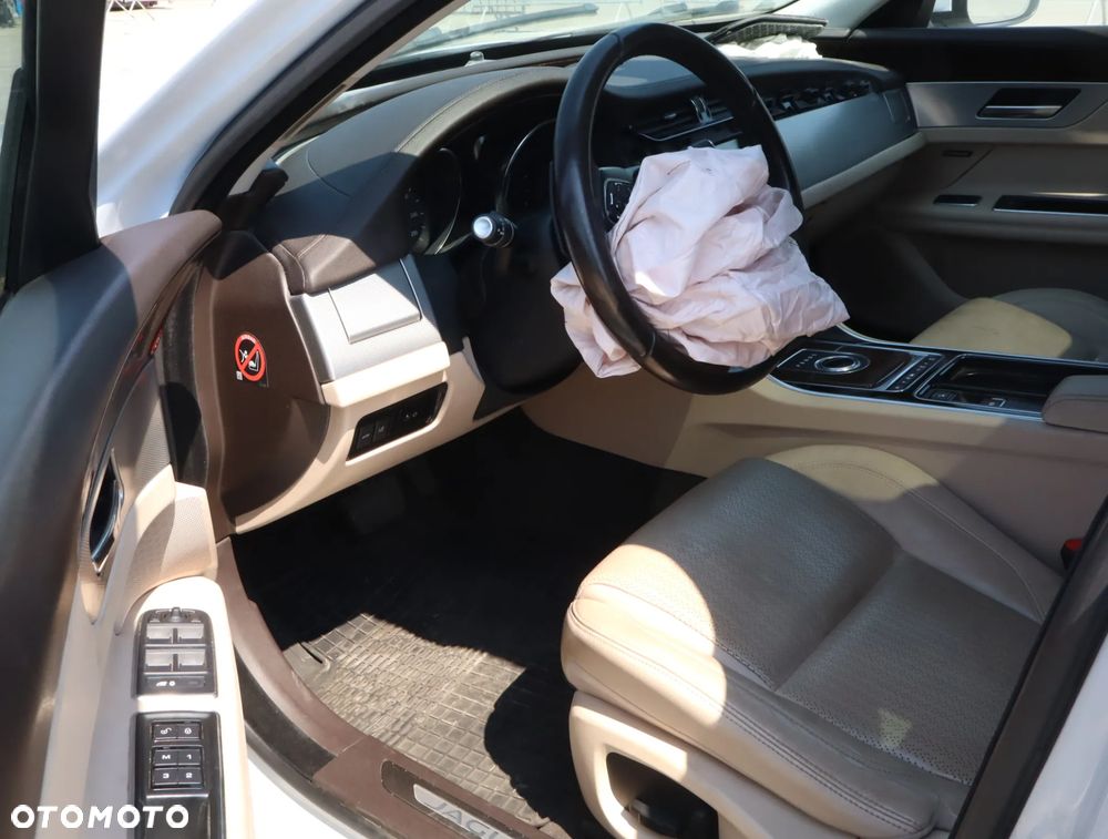 Jaguar XF 20d Prestige - 9