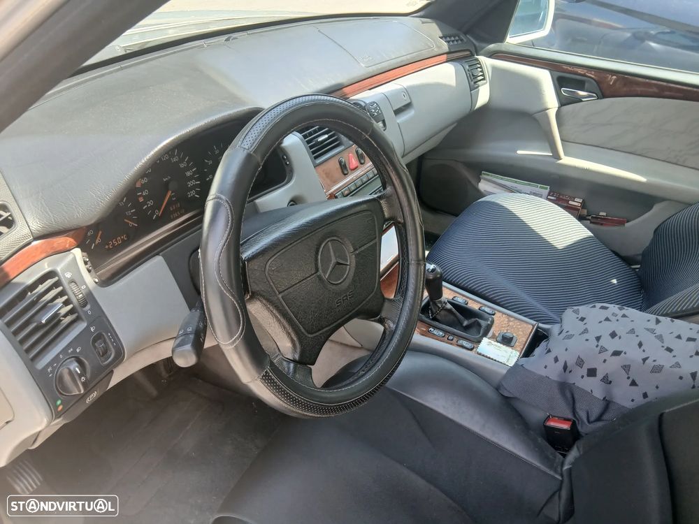 Mercedes-Benz E 220 D Classic - 9