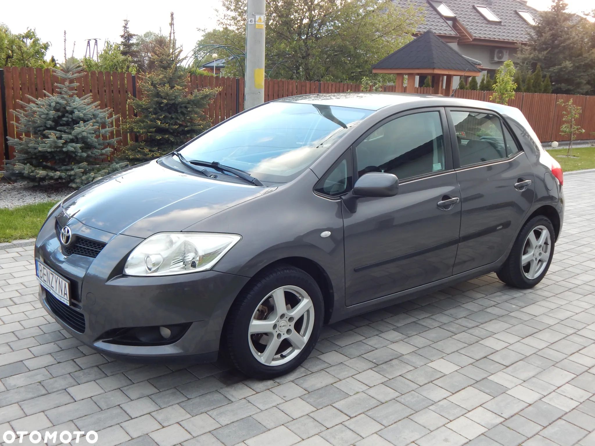 Toyota Auris 1.6 VVT-i Sol - 1