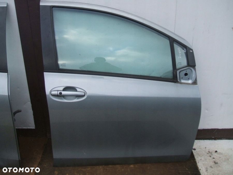 TOYOTA YARIS II DRZWI prawe przód przednie - 1