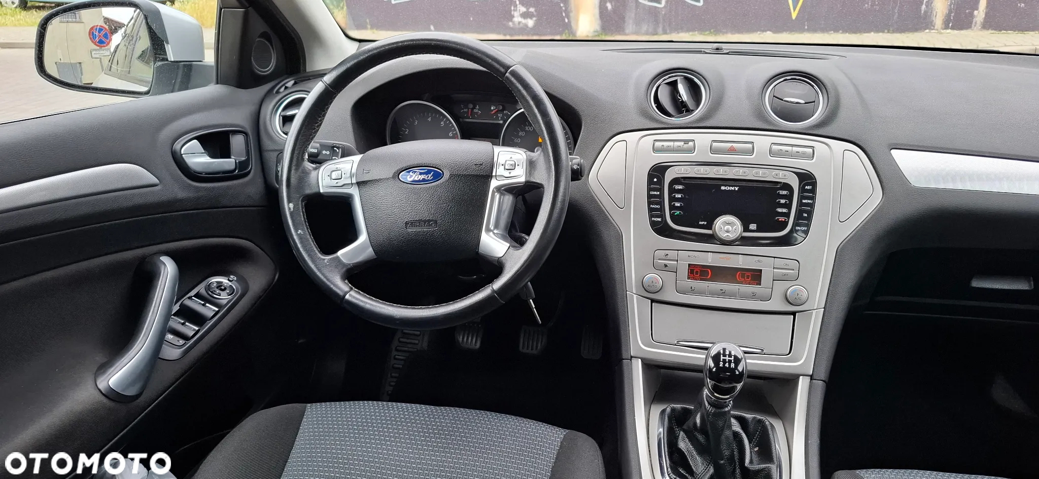 Ford Mondeo 1.6 Ghia - 11