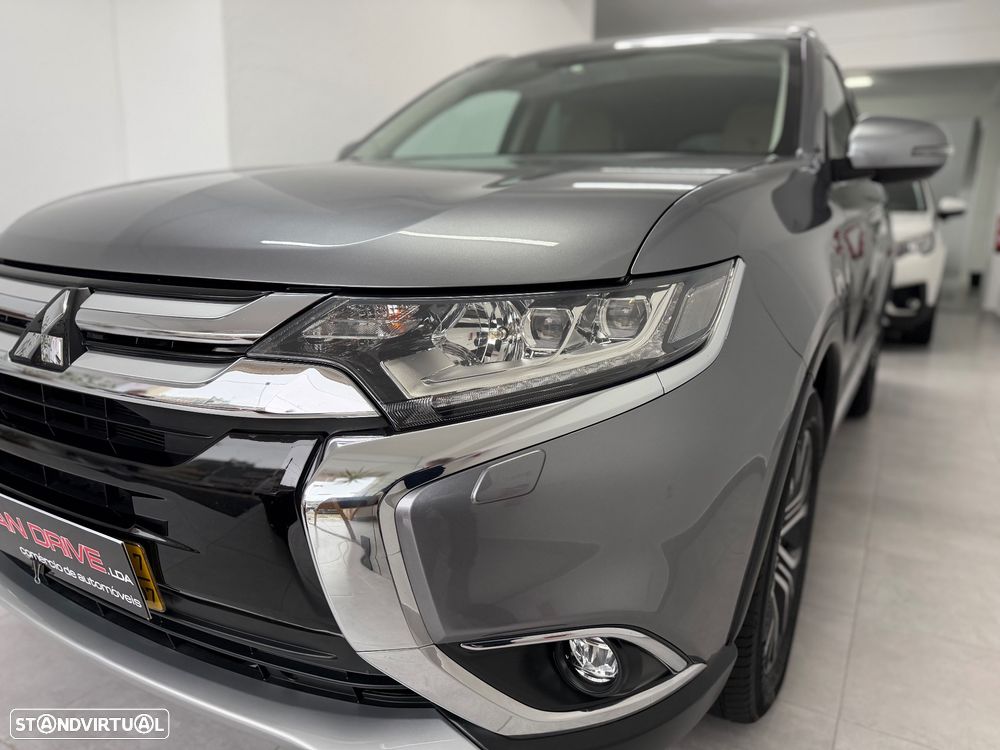 Mitsubishi Outlander 2.2 DI-D Instyle Navi Black Edition - 2