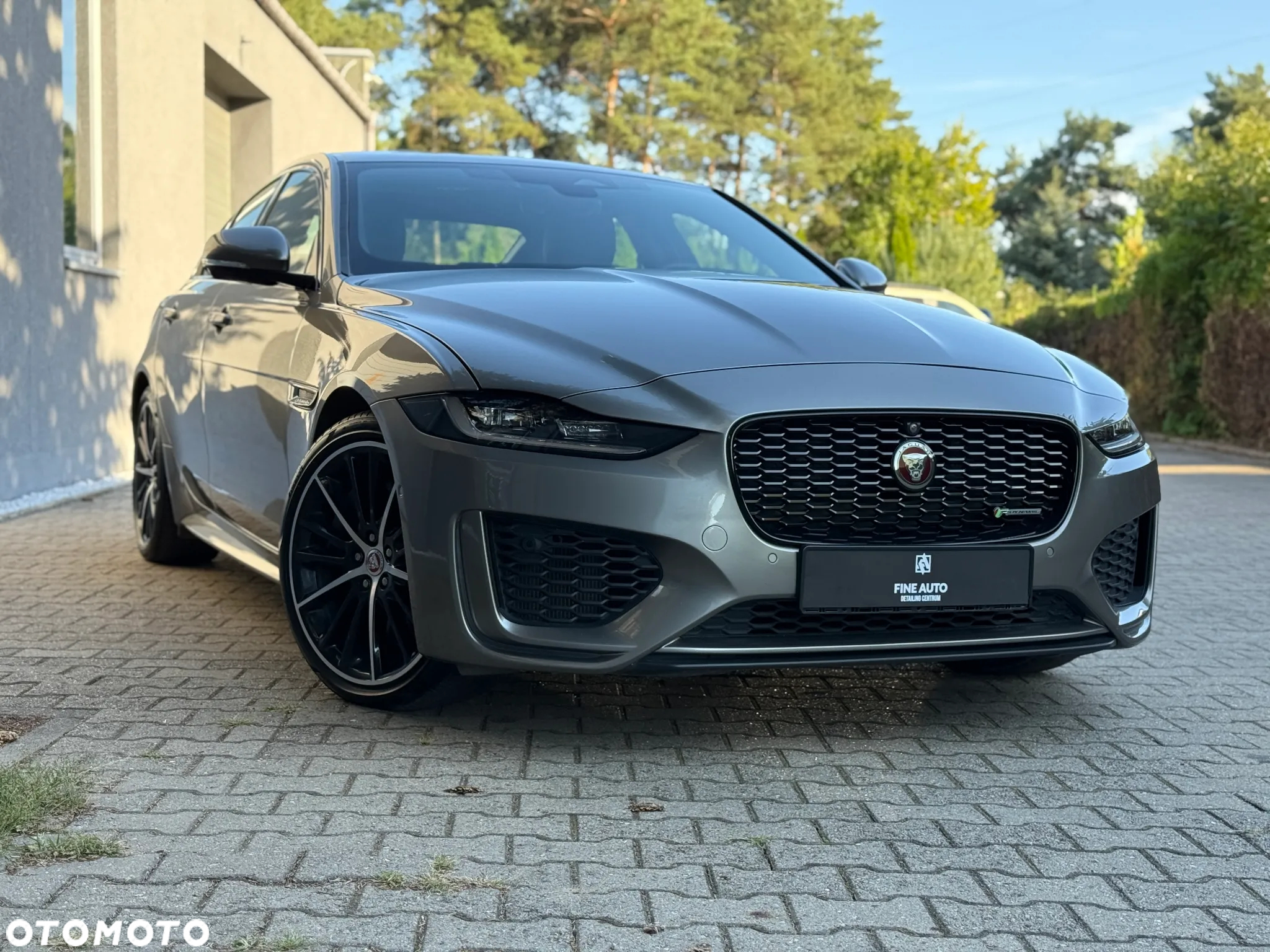 Jaguar XE 2.0 P250 R-Dynamic Black - 4