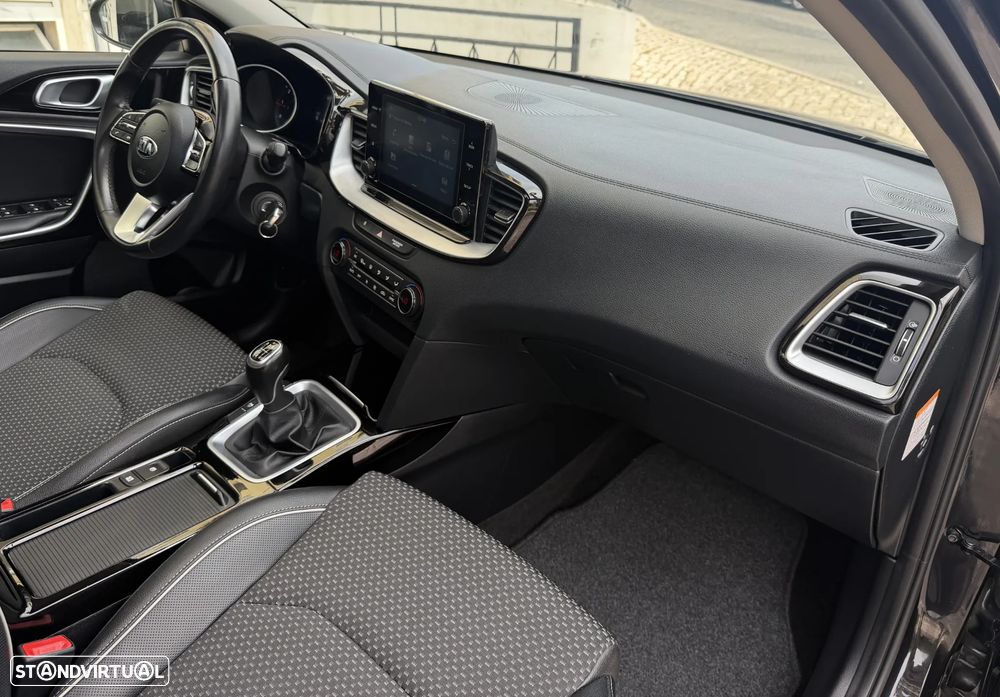 Kia Ceed SW 1.6 CRDi MHEV Drive+SRF - 18