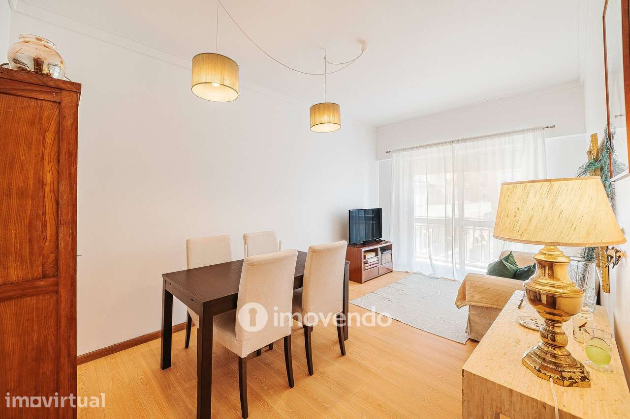 Apartamento T2 com cozinha equipada e duas varandas, na Damaia - Grande imagem: 2/45