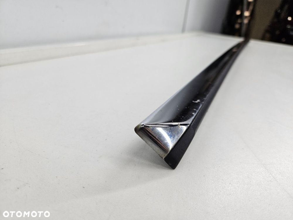 Listwa Volvo V90 kombi 2016r.- lewa przednia nakładka drzwi dolna listwa chrom dobry stan 31447623 - 2