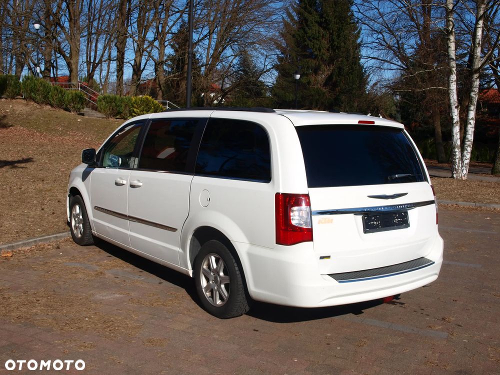 Chrysler Town & Country - 7