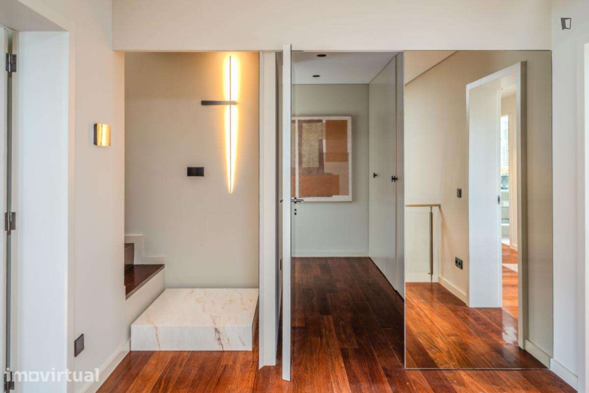 Quarto - localizado em Lordelo do Ouro Porto - Grande imagem: 4/10
