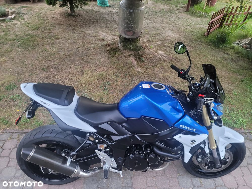 Suzuki GSR - 14