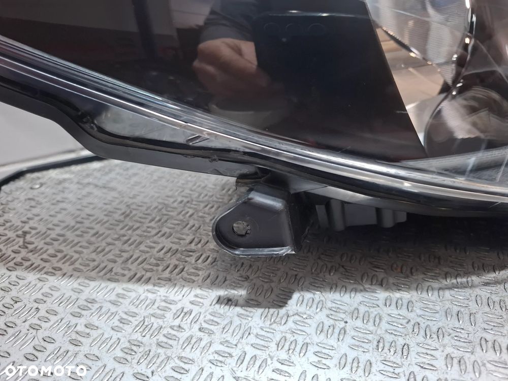 Lampa prawy przód przednia Toyota Yaris III lift 2018 rok - 4