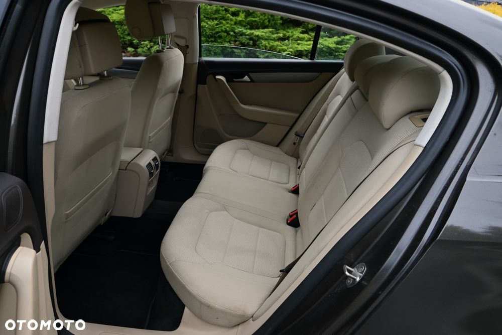 Volkswagen Passat 2.0 TDI Highline - 30