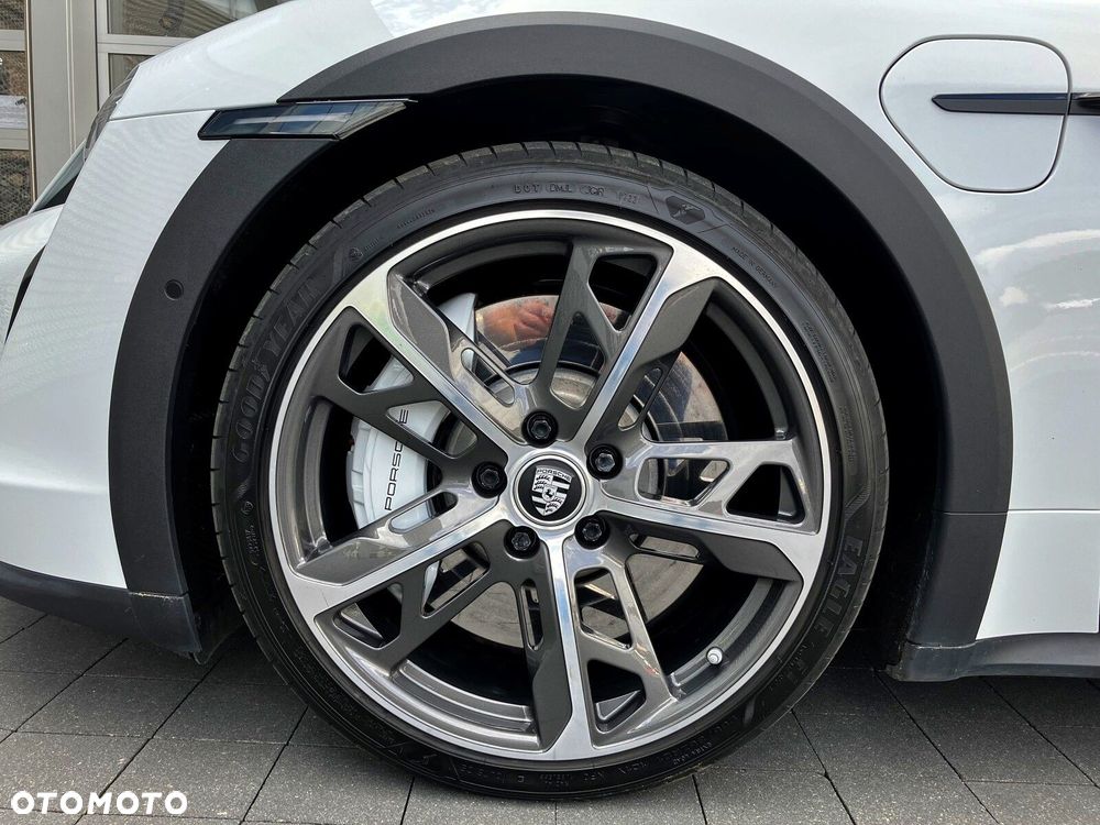 Porsche Taycan - 11