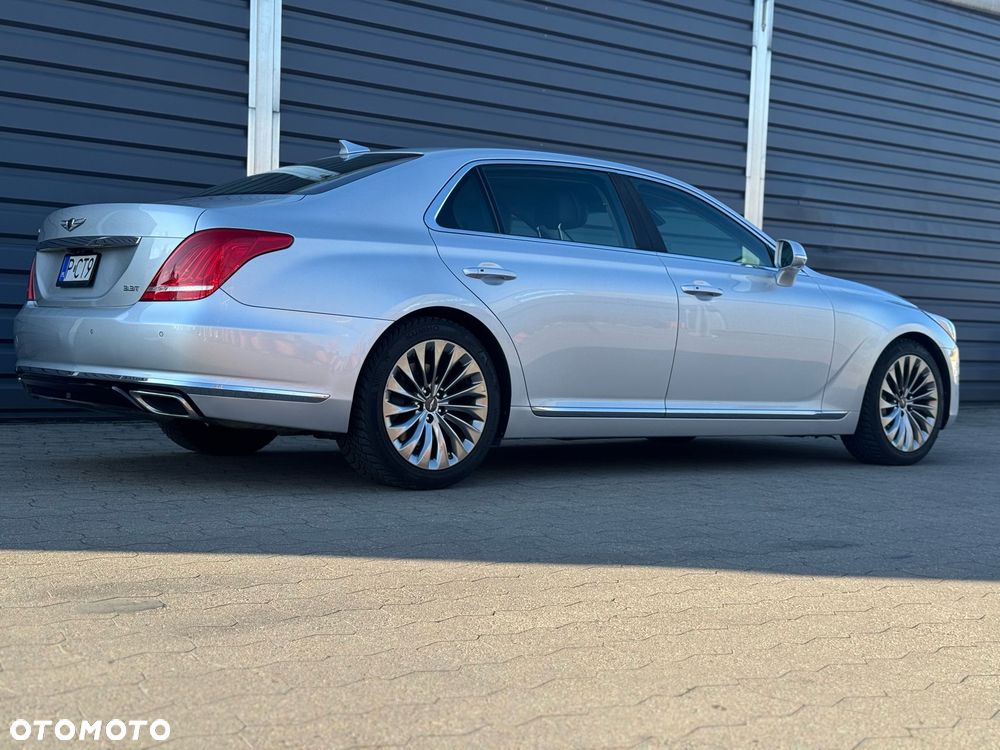 Genesis G90 - 32