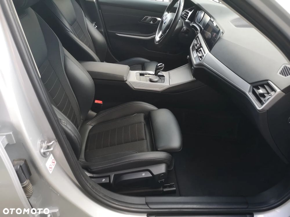 BMW Seria 3 320d xDrive - 29