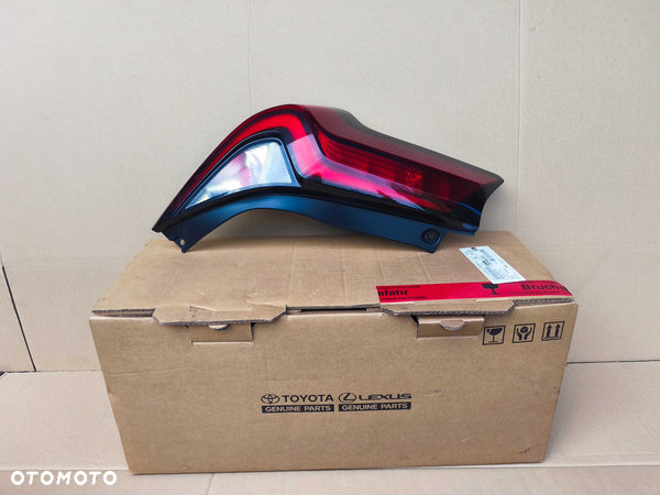 TOYOTA AYGO X II lampa lewa tył tylna w błotnik idealna oryginał