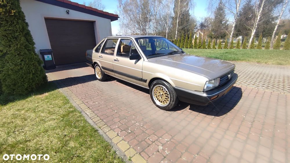 Volkswagen Passat - 1