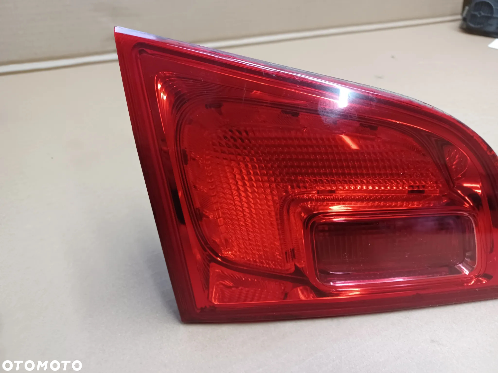 LAMPA TYLNA LEWA  W KLAPE ASTRA J KOMBI 13282246 - 6