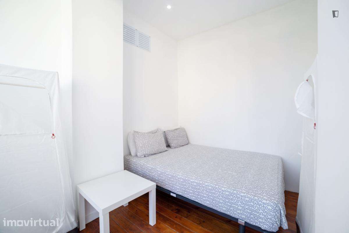Quarto - localizado em Anjos Lisbon - Grande imagem: 3/17