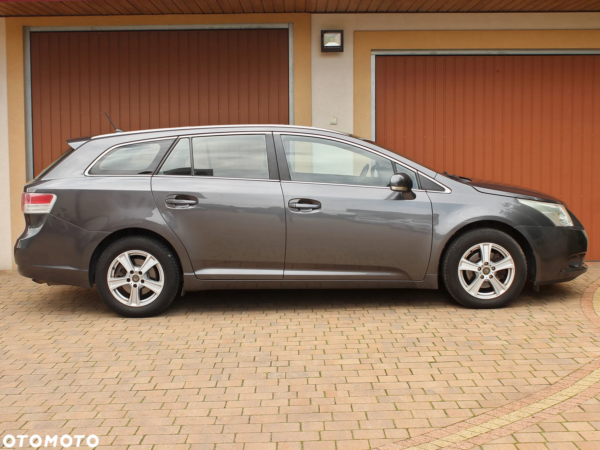 Toyota Avensis 1.8 Premium MS - 13