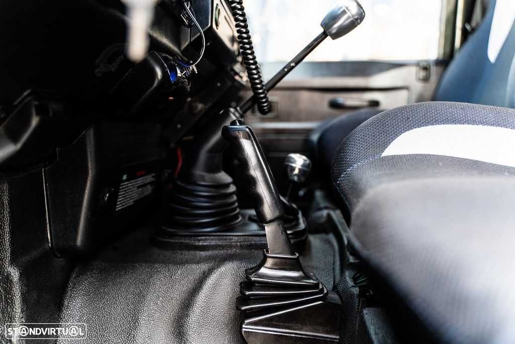 Land Rover Defender - 48