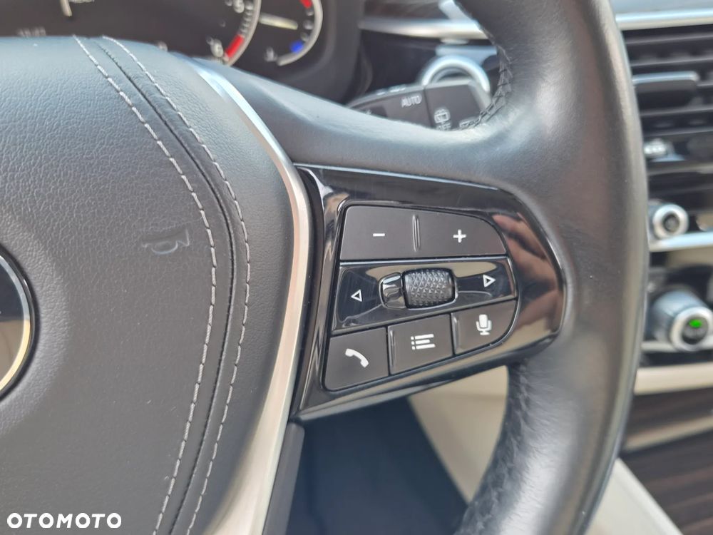BMW Seria 5 520d xDrive Luxury Line sport - 24